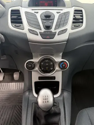 2010 Ford Fiesta - photo 8
